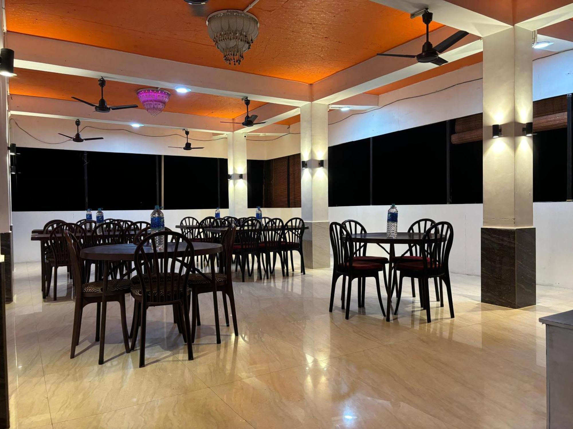 The Tamarind Tree Hotel & Restaurant Shadipur Exterior photo